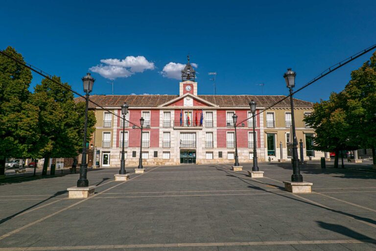 Casa Consistorial (casa de Empleados) y Plaza de la Constitución
