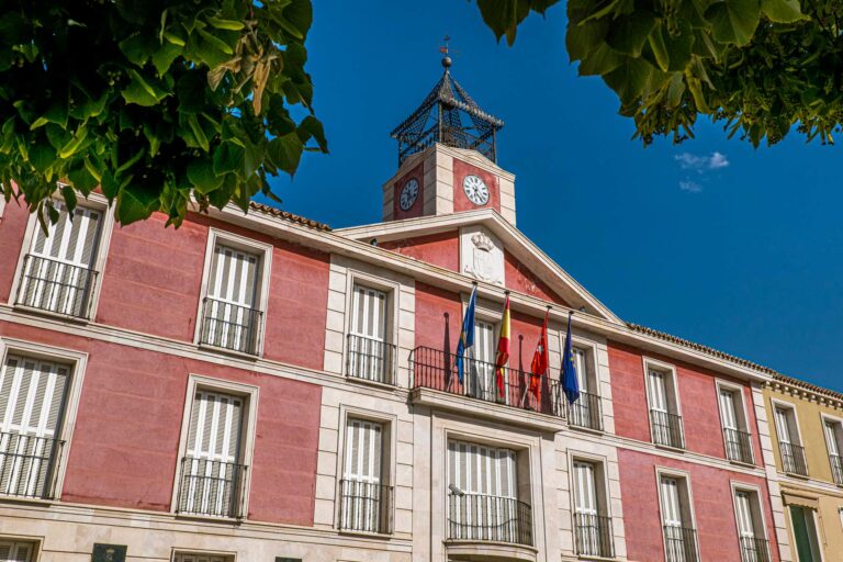 Casa Consistorial (casa de Empleados) y Plaza de la Constitución