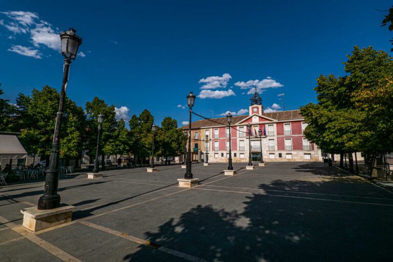 Casa Consistorial (casa de Empleados) y Plaza de la Constitución