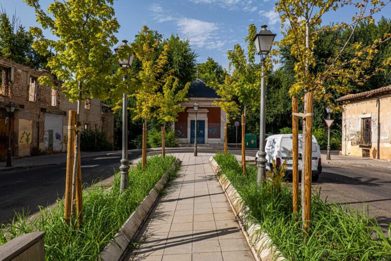 Calle de la Primavera y Casa de José Luis Sampedro