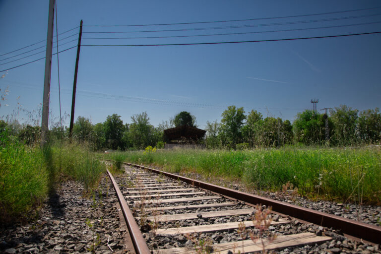 Primera estación de tren. Vestigios de vías y talleres.