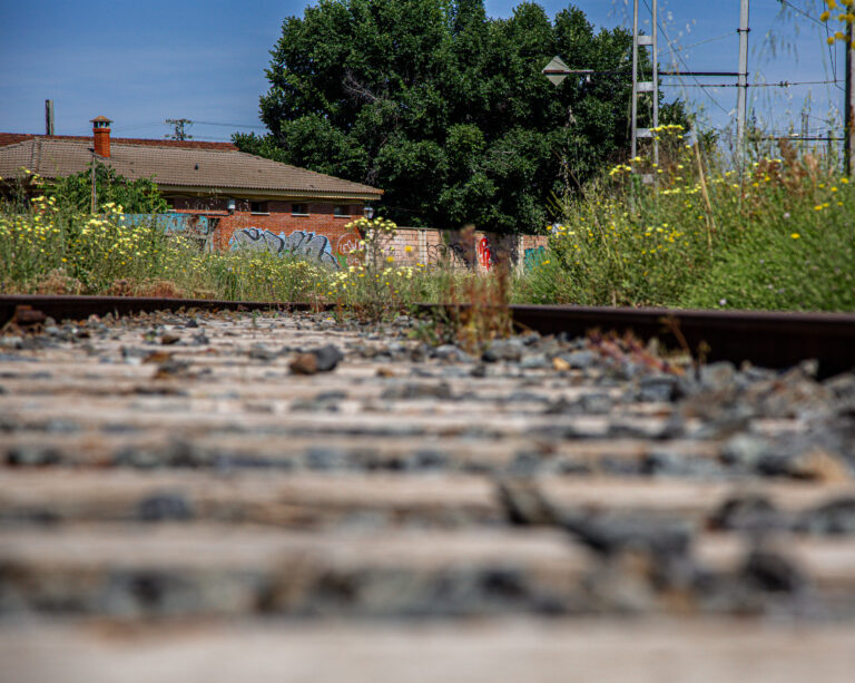 Primera estación de tren. Vestigios de vías y talleres.