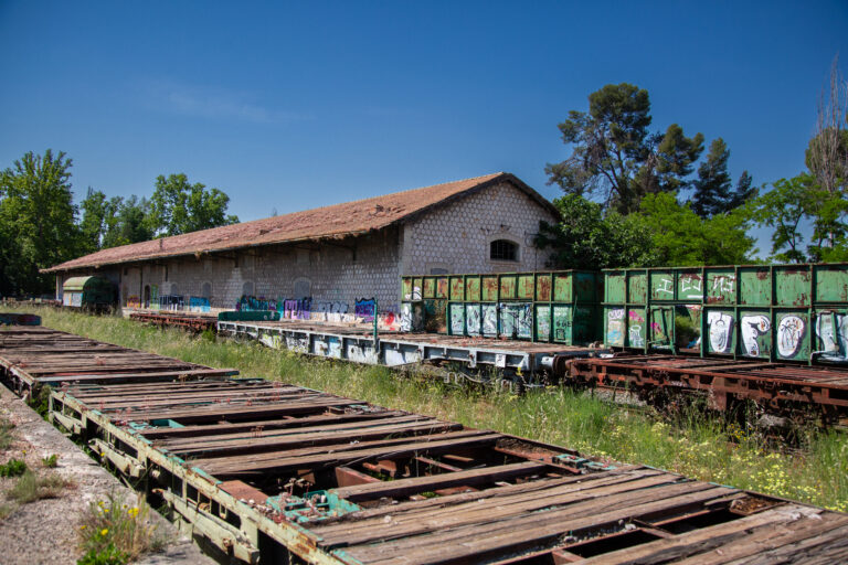Primera estación de tren. Vestigios de vías y talleres.