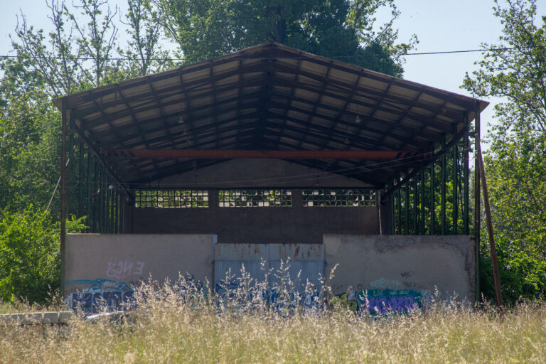 Primera estación de tren. Vestigios de vías y talleres.